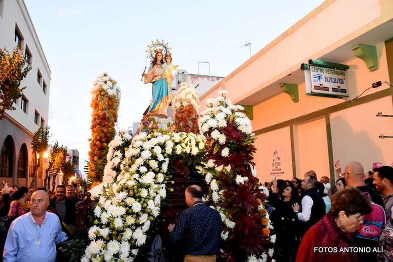 Momento de la procesión de esta tarde noche (Foto Antonio Alí)